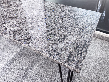 Jídelní stůl z přírodního kamene Blue Eyes. Zakázkové kamenictví TONE OF STONE.