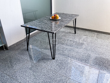 Jídelní stůl z přírodního kamene Blue Eyes s modrými odlesky. Zakázkové kamenictví TONE OF STONE.