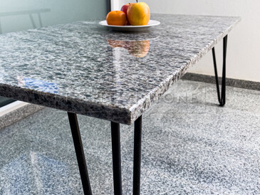 Šedý jídelní stůl z přírodního kamene Blue Eyes. Zakázkové kamenictví TONE OF STONE.