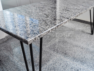 Lesklý jídelní stůl z přírodního kamene Blue Eyes. Zakázkové kamenictví TONE OF STONE.
