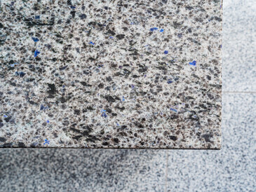 Detail jídelního stolu z přírodního kamene Blue Eyes. Zakázkové kamenictví TONE OF STONE.