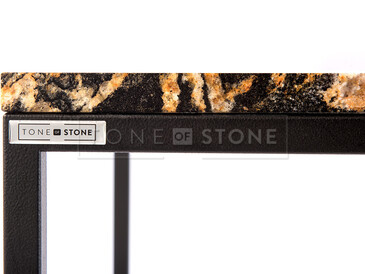 Boční pohled na konferenční stolek z přírodního kamene Black Fusion. Zakázkové kamenictví TONE OF STONE.