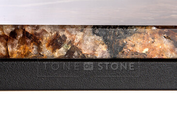 Boční pohled na černý konferenční stolek z přírodního kamene Black Fusion. Zakázkové kamenictví TONE OF STONE.