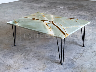 Boční pohled na konferenční stolek, pro který byl zvolený kvarcit Blue Roma