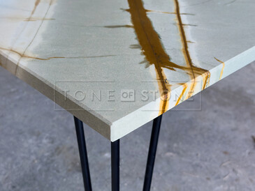 Detail konferenčního stolku, který má stolovou desku vyrobenou z kvarcitu Blue Roma