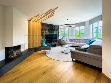 Kamenný obklad stěny měří 2,5 x 3 m. Zakázkové kamenictví TONE OF STONE.