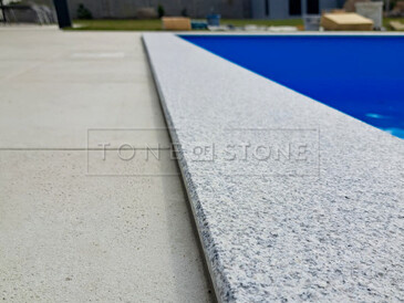 Obklad bazénu šedou žulou Padang Crystal. Zakázkové kamenictví TONE OF STONE. Obklad bazénu šedou žulou Padang Crystal. Zakázkové kamenictví TONE OF STONE.