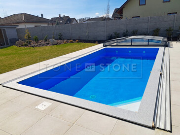 Dlažba kolem bazénu s žulou Padang Crystal. Zakázkové kamenictví TONE OF STONE. Dlažba kolem bazénu s žulou Padang Crystal. Zakázkové kamenictví TONE OF STONE.