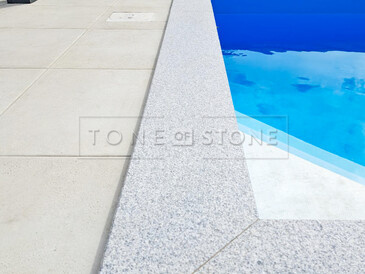 Žulový obklad bazénu Padang Crystal. Zakázkové kamenictví TONE OF STONE. Žulový obklad bazénu Padang Crystal. Zakázkové kamenictví TONE OF STONE.