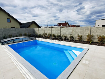 Padang Crystal - šedý obklad lemu bazénu. Zakázkové kamenictví TONE OF STONE.