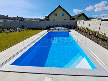 Bazénový obklad žulou Padang Crystal. Zakázkové kamenictví TONE OF STONE.