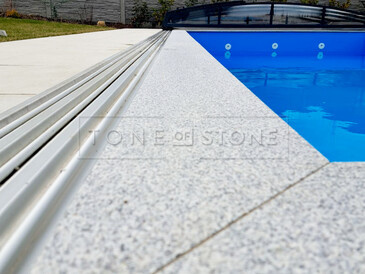 Lem bazénu ze žuly Padang Crystal. Zakázkové kamenictví TONE OF STONE.