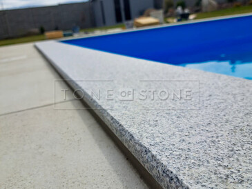 Kamenný obklad bazénu ze žuly Padang Crystal. Zakázkové kamenictví TONE OF STONE.