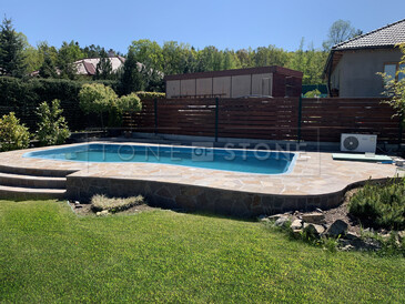 Obklad bazénu šedo-hnědým porfyrem. Kamenný bazénový obklad. Zakázkové kamenictví TONE OF STONE.