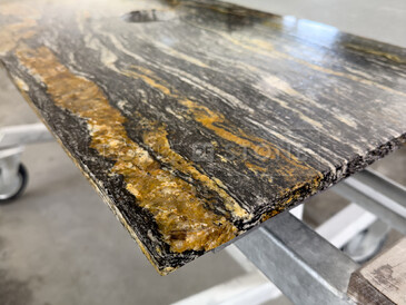 Žulová deska pod umyvadlo do koupelny z přírodního kamene Magma Black. Zakázkové kamenictví TONE OF STONE. Žulová deska pod umyvadlo do koupelny z přírodního kamene Magma Black. Zakázkové kamenictví TONE OF STONE.