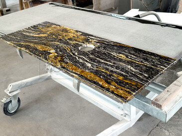 Koupelnová deska z odolné žuly Magma Black. Zakázkové kamenictví TONE OF STONE.