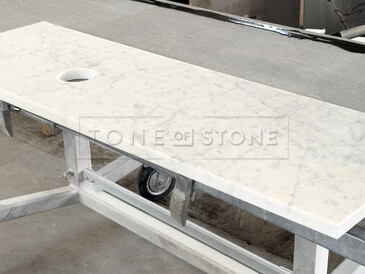 Bílý mramor Bianco Carrara připraven k odeslání - koupelnový mramor. Zakázkové kamenictví TONE OF STONE. Bílý mramor Bianco Carrara připraven k odeslání - koupelnový mramor. Zakázkové kamenictví TONE OF STONE.
