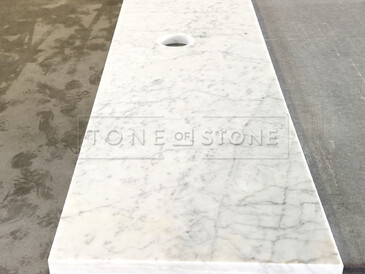 Umyvadlová koupelnová deska z italského mramoru Bianco Carrara. Zakázkové kamenictví TONE OF STONE.