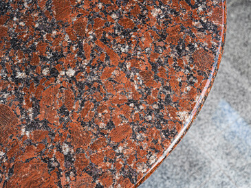 Detail stolu z Kapustinské žuly.Zakázkové kamenictví TONE OF STONE.