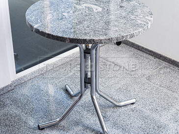 Kruhový stůl z přírodního kamene Verde Marina. Zakázkové kamenictví TONE OF STONE.