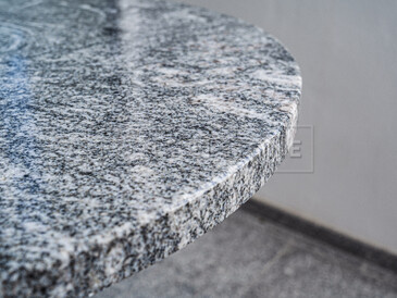 Detail stolku z kamene Verde Marina. Zakázkové kamenictví TONE OF STONE.