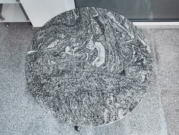 Šedý kamenný stolek Verde Marina. Zakázkové kamenictví TONE OF STONE.