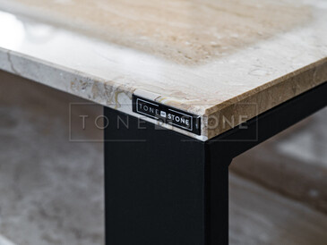 Přírodní mramorový konferenční stůl do obývacího pokoje z kamene Daino Reale. Zakázkové kamenictví TONE OF STONE.