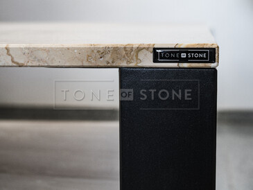 Detail mramoru Daino Reale, ze kterého je zhotoven konferenční stolek. Zakázkové kamenictví TONE OF STONE.