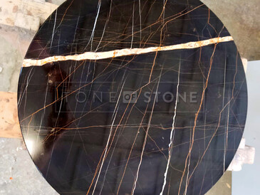 Kulatý konferenční stolek z exkluzivního kamene Sahara Noir.  Zakázkové kamenictví TONE OF STONE.