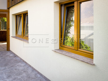 Kamenný venkovní parapet Shivakashi - Ivory Brown. Zakázkové kamenictví TONE OF STONE.