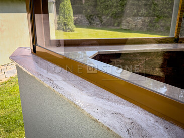 Venkovní parapety z kamene Shivakashi - Ivory Brown. Zakázkové kamenictví TONE OF STONE.