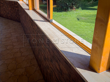 Kamenné parapety o pergoly z kamene Travertino Romano Classico. Zakázkové kamenictví TONE OF STONE.