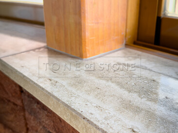 Detail travertinového parapetu. Zakázkové kamenictví TONE OF STONE.