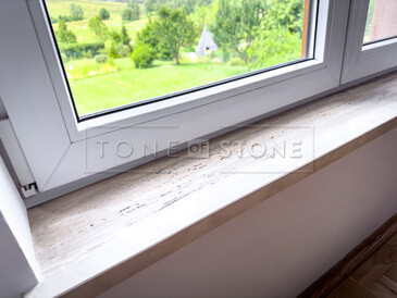 Kamenný parapet z travertinu Travertino Romano Classico. Zakázkové kamenictví TONE OF STONE.