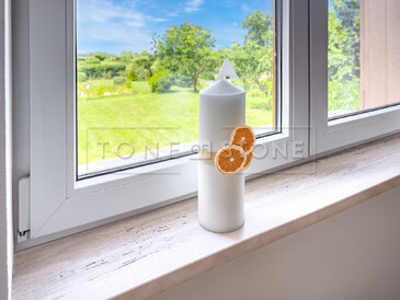 Vnitřní kamenné parapety z přírodního travertinu Travertino Romano Classico. Zakázkové kamenictví TONE OF STONE.