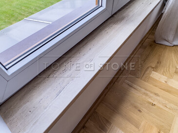 Interiérové parapety Travertino Romano Classico. Zakázkové kamenictví TONE OF STONE.