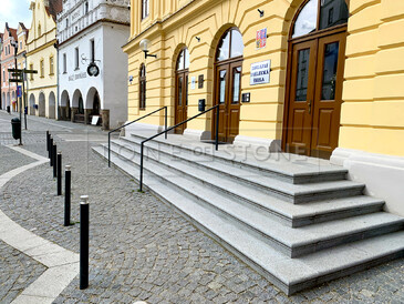 Realizace obkladu schodů z přírodního kamene v Třeboni. Zakázkové kamenictví TONE OF STONE. Realizace obkladu schodů z přírodního kamene v Třeboni. Zakázkové kamenictví TONE OF STONE.