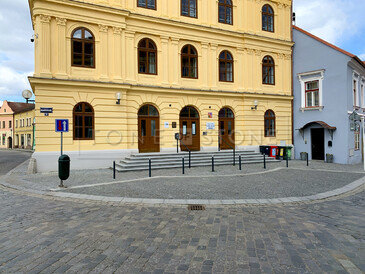 Realizace obkladu schodů z přírodního kamene v Třeboni. Zakázkové kamenictví TONE OF STONE.