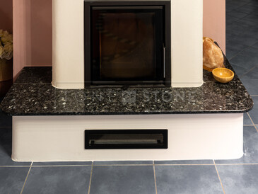 Obložení krbu černou žulou Labradorit Emerald Pearl. Zakázkové kamenictví TONE OF STONE.