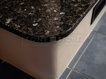 Detail kamene Labradorit Emerald Pearl na krbu. Zakázkové kamenictví TONE OF STONE.