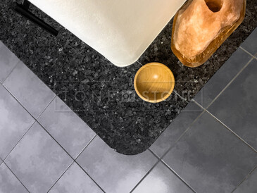 Krb s přírodním kamenem Labradorit Emerald Pearl. Zakázkové kamenictví TONE OF STONE.