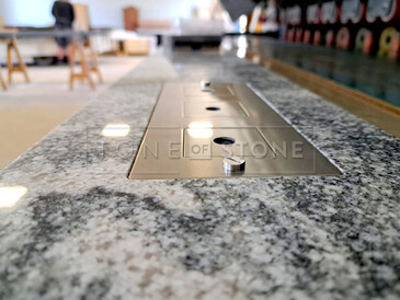 Kuchyňská pracovní deska z přírodní žuly Viscount White. Zakázkové kamenictví TONE OF STONE