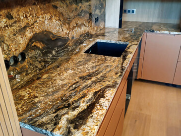 Netradiční kuchyňská deska z přírodní žuly Magma Gold. Zakázkové kamenictví TONE OF STONE