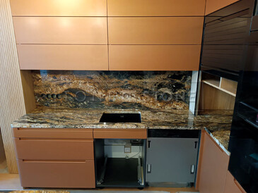 Černá kuchyňská pracovní linka se zlatými žílami - exkluzivní žula Magma Gold. Zakázkové kamenictví TONE OF STONE