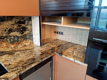 Netradiční kuchyňská deska z přírodní žuly Magma Gold. Zakázkové kamenictví TONE OF STONE