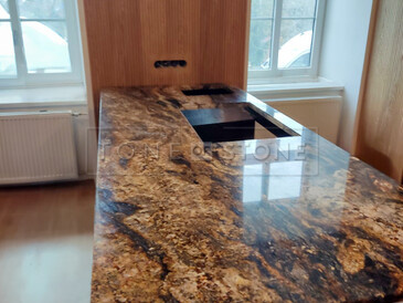 Moderní kuchyňský ostrůvek z přírodního kamene Magma Gold. Zakázkové kamenictví TONE OF STONE