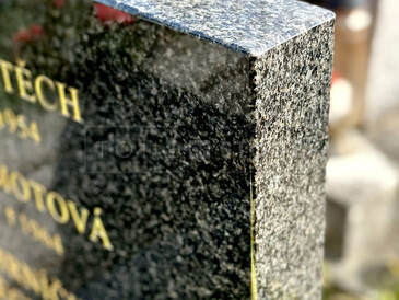 Urnový hrob na zakázku se zlaceným textem. Zakázková výroba TONE OF STONE. Urnový hrob na zakázku se zlaceným textem. Zakázková výroba TONE OF STONE.