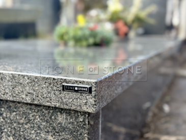 Moderní hrob z šedé žuly. Zakázková výroba TONE OF STONE.