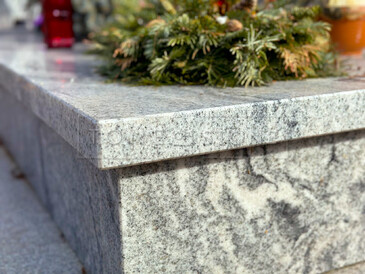 Moderní hrob z přírodního kamene Viscount White. Zakázková výroba TONE OF STONE. Moderní hrob z přírodního kamene Viscount White. Zakázková výroba TONE OF STONE.