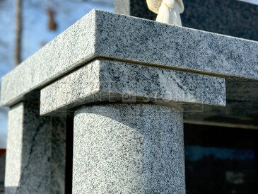 Moderní hrobka z přírodního kamene. Zakázková výroba TONE OF STONE.